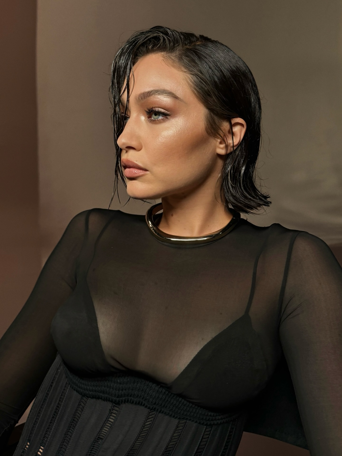 جيجي حديد بلون الأسود المطفأ (إنستغرام)