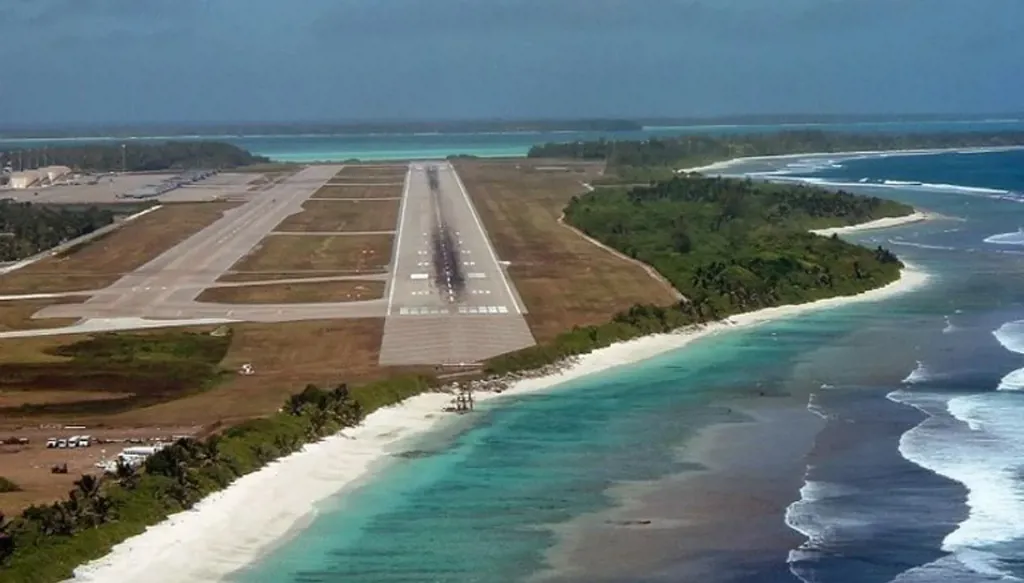 إيران تستهدف قاعدة دييغو غارسيا بصواريخ باليستية