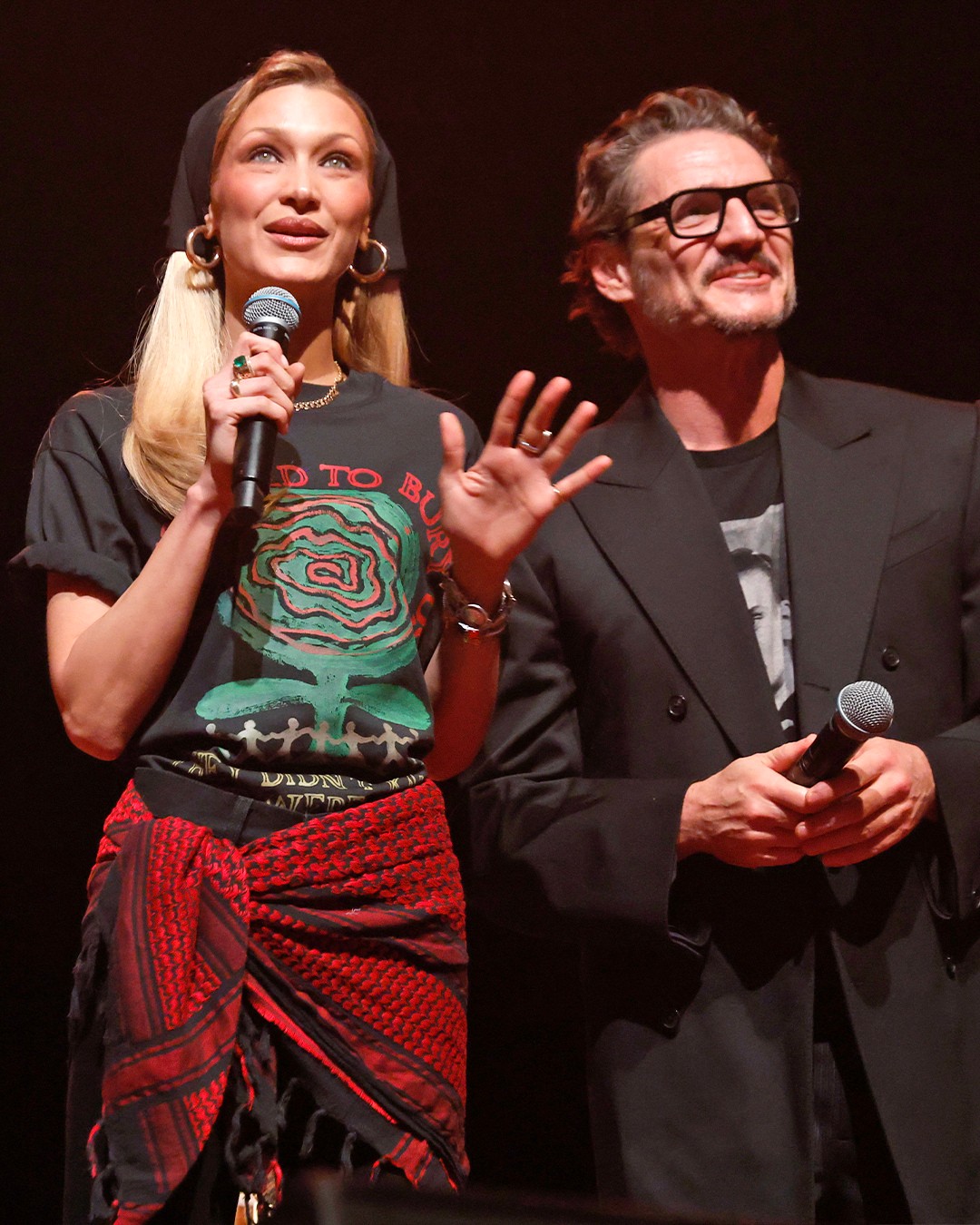 الكوفية الفلسطينيّة تدخل عالم الموضة وبيلا حديد في الواجهة (إنستغرام)