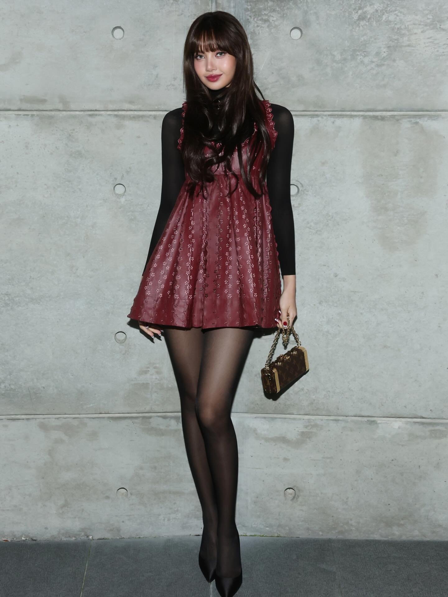 ليزا بالجلد البرغندي من لويس فويتون (إنستغرام)