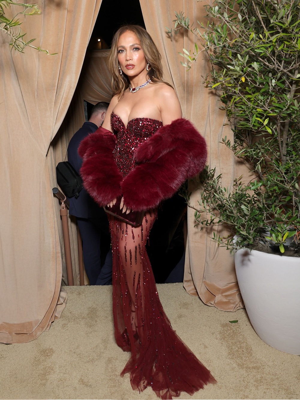 أناقة جينيفر لوبيز باللون البرغندي المطرّز بالكريستال (إنستغرام)