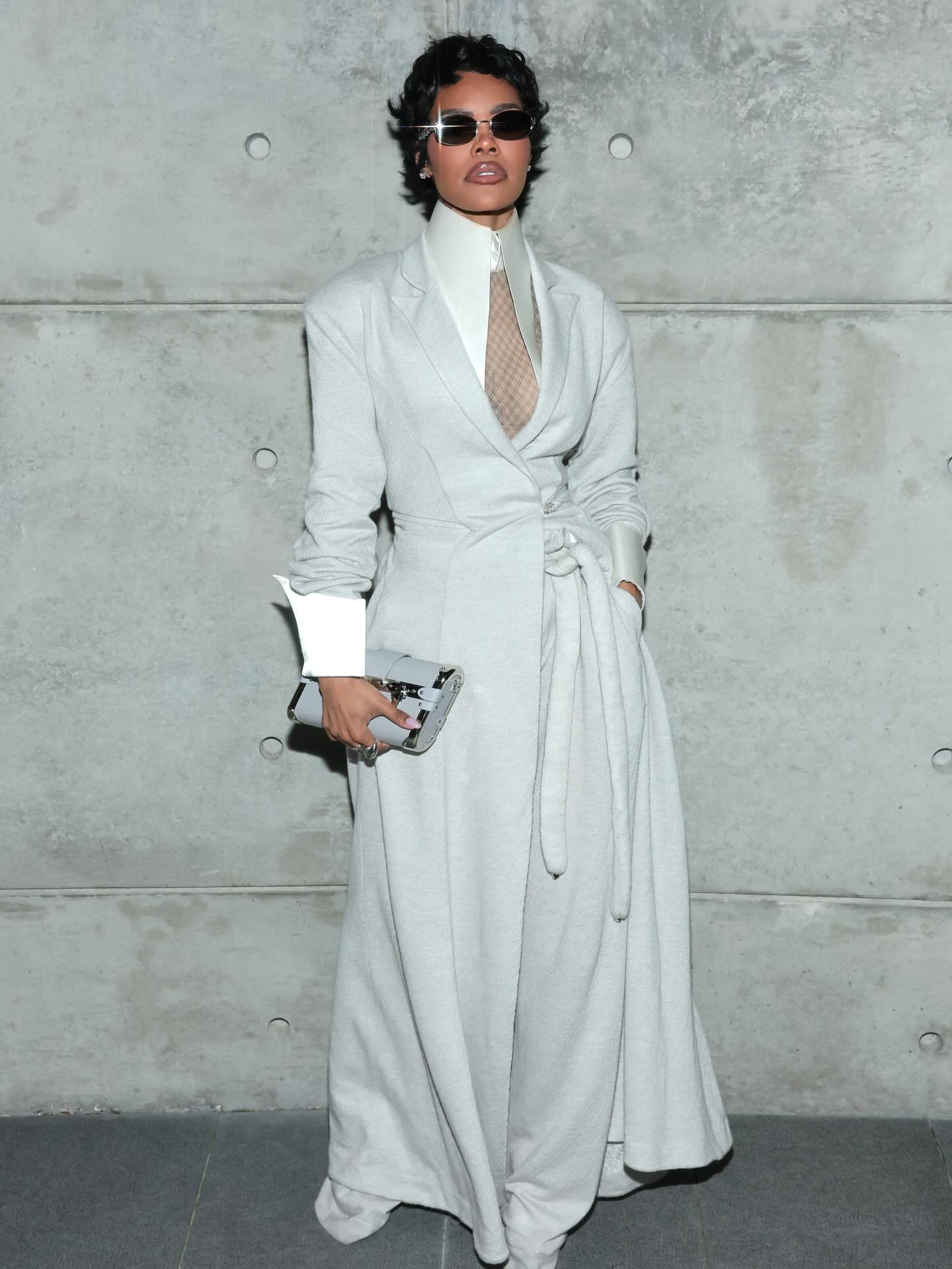 تيانا تايلور ببدلة منحوتة من لويس فويتون (إنستغرام)