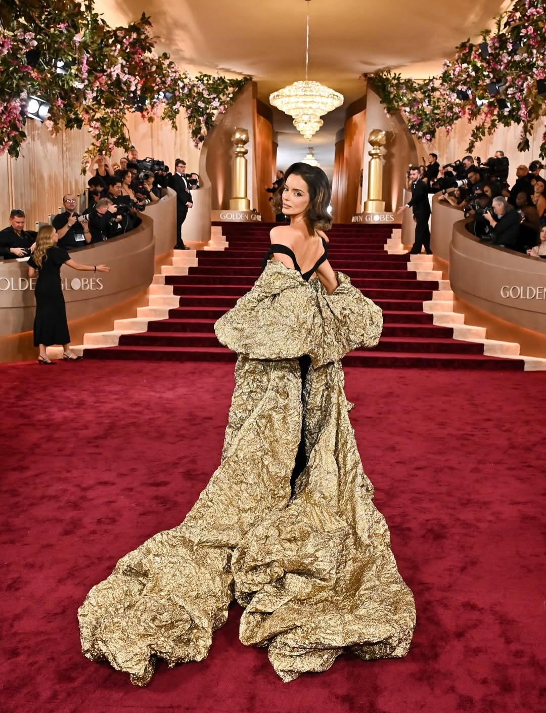 ماورا هيغنز بالكاب المهيب من مرمر حليم (إنستغرام) 