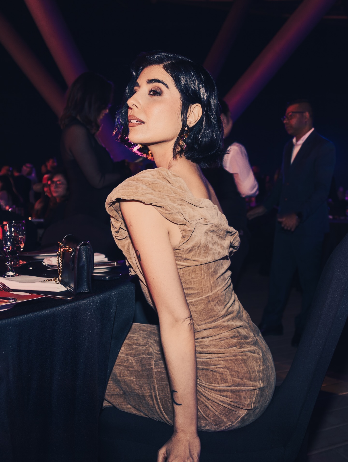 تسريحة زينة مكّي قصيرة ومصقولة بتموّجات ذات طابعٍ عصريّ (إنستغرام)