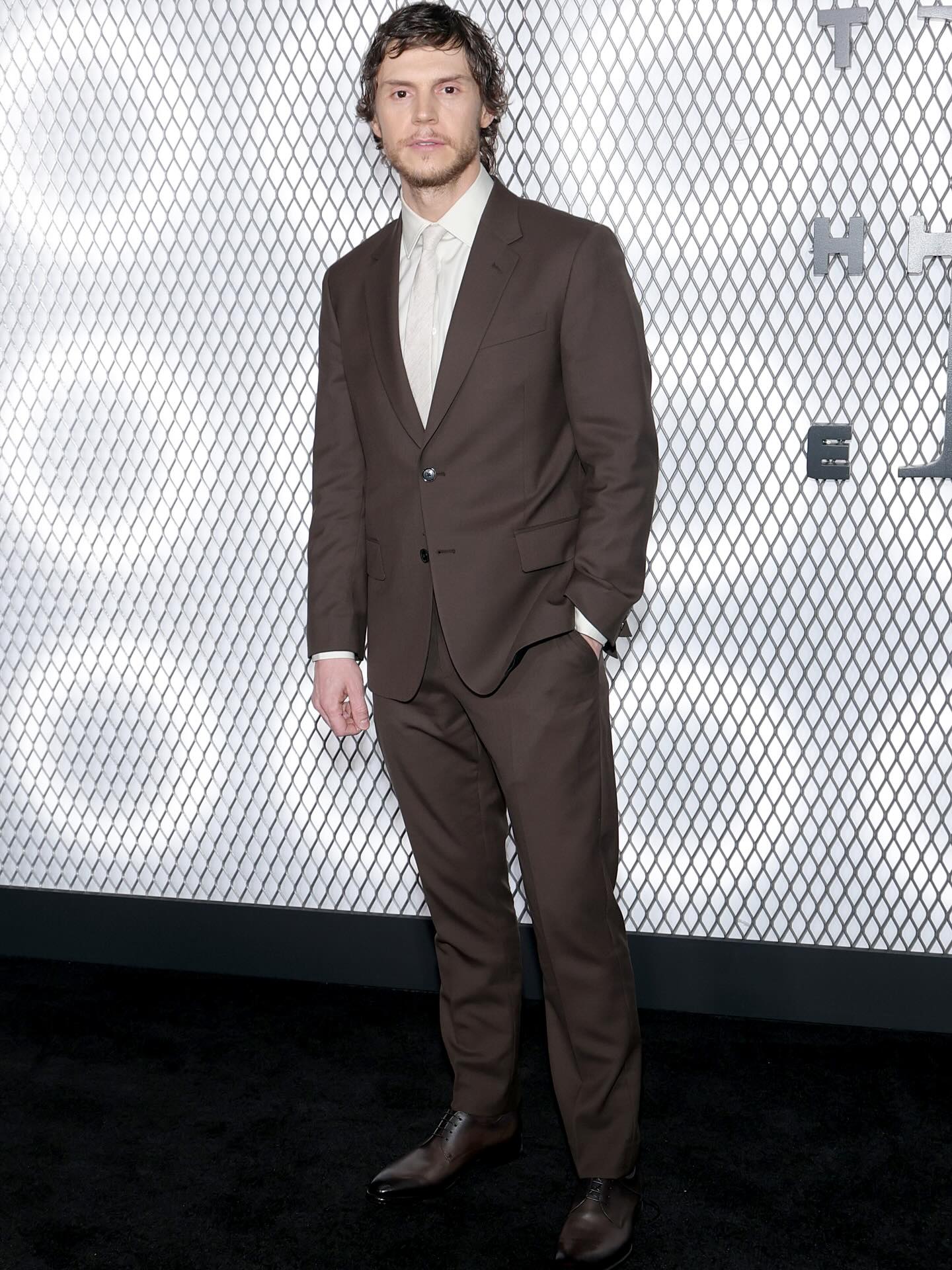 إيفان بيترز ببدلة كلاسيكيّة باللون البنيّ (إنستغرام)