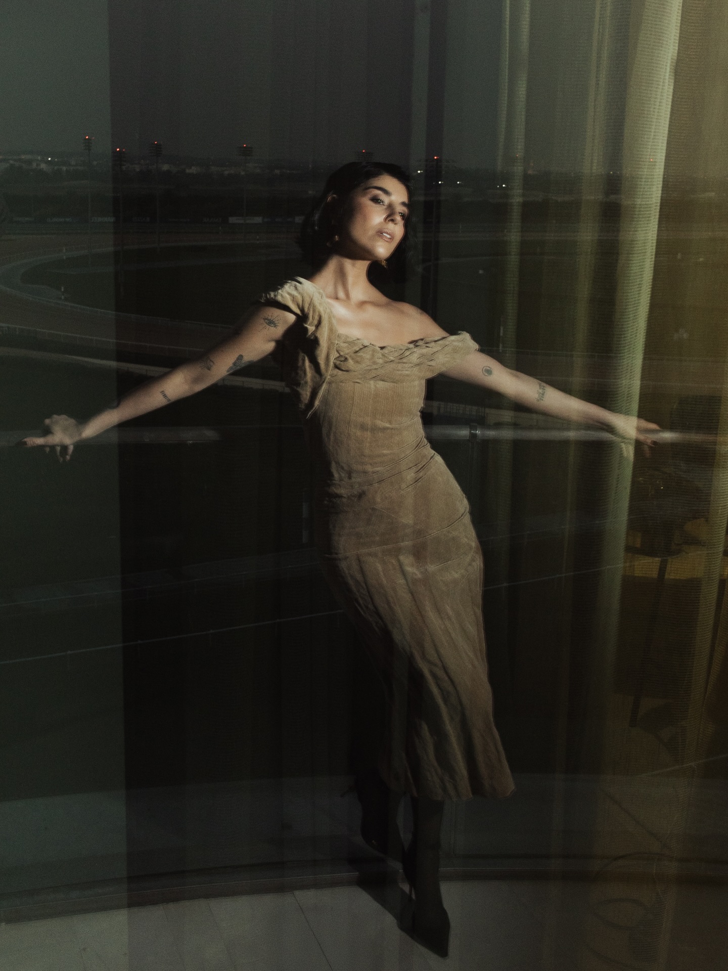 إطلالة زينة مكّي مرجعيّة للموضة المعاصرة (إنستغرام)