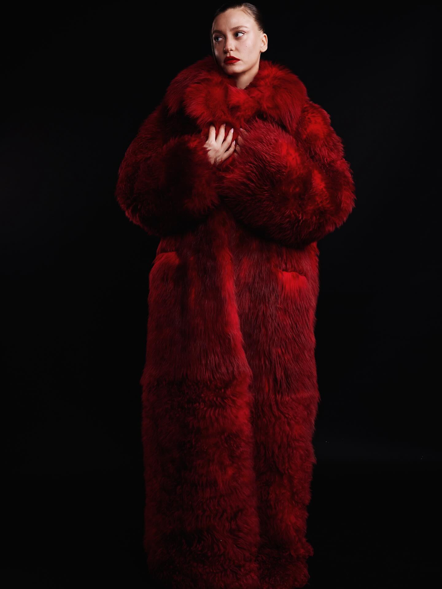 سيريناي ساريكايا بمعطف الفرو الأحمر (إنستغرام)