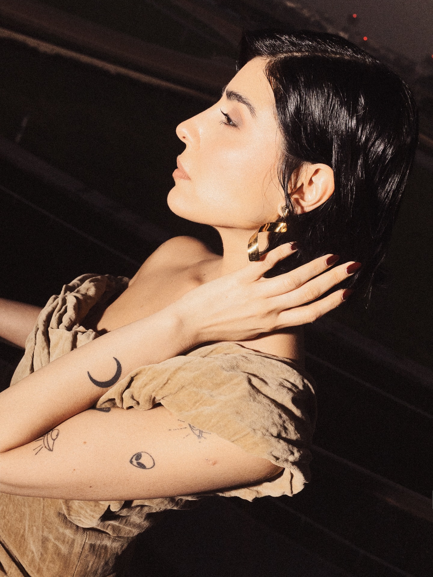 مكياج زينة مكّي يتناغم مع روح إطلالتها (إنستغرام)