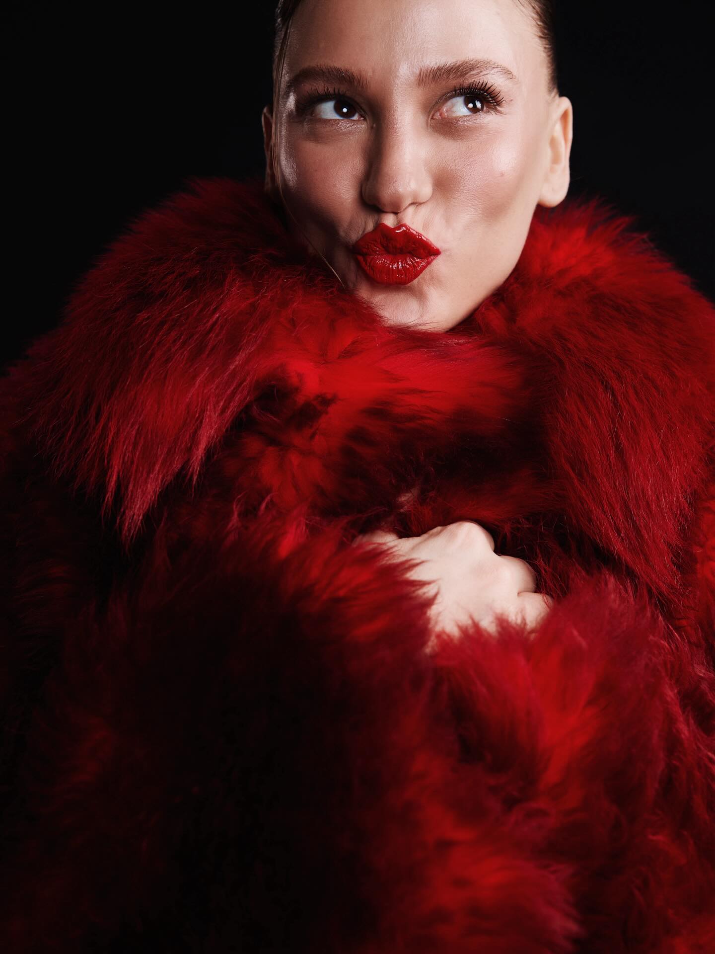 تسريحة شعر مشدودة إلى الخلف بأسلوب أنيق (إنستغرام)