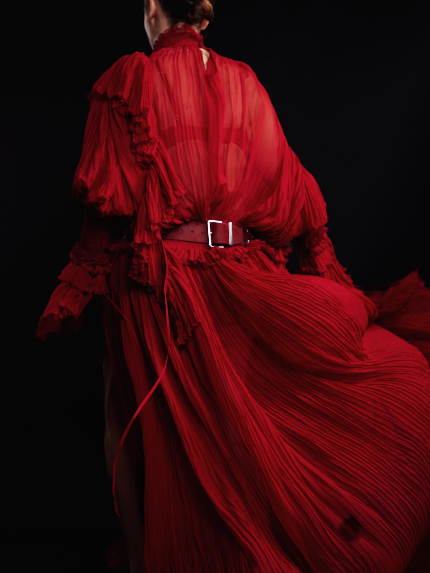 فستان بتفاصيل الثنيات الصغيرة والكشاكش (إنستغرام)