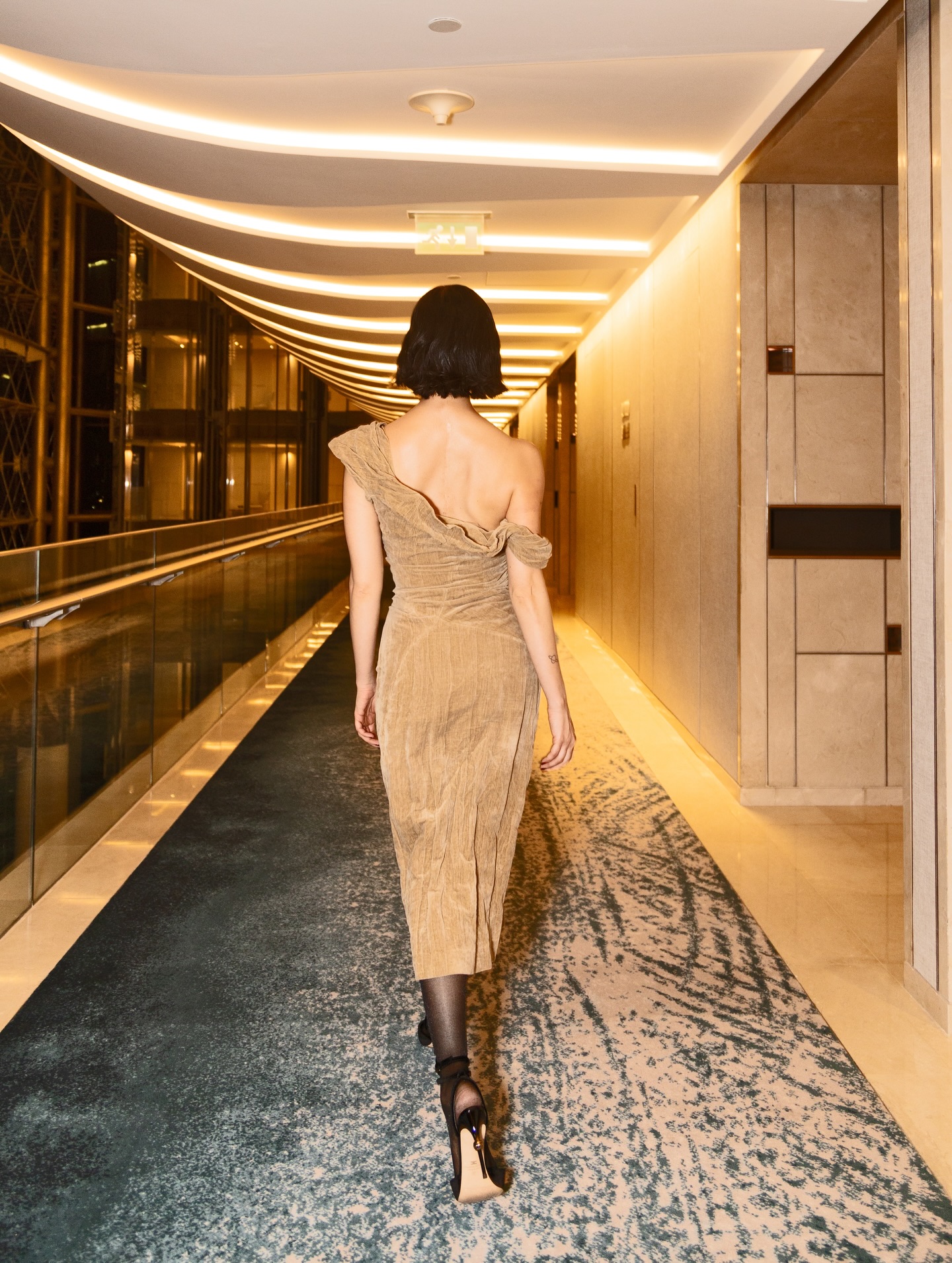 اللون الحيادي إلى أداة تعبير عن الثقة بالنفس والأنوثة الواعية (إنستغرام)