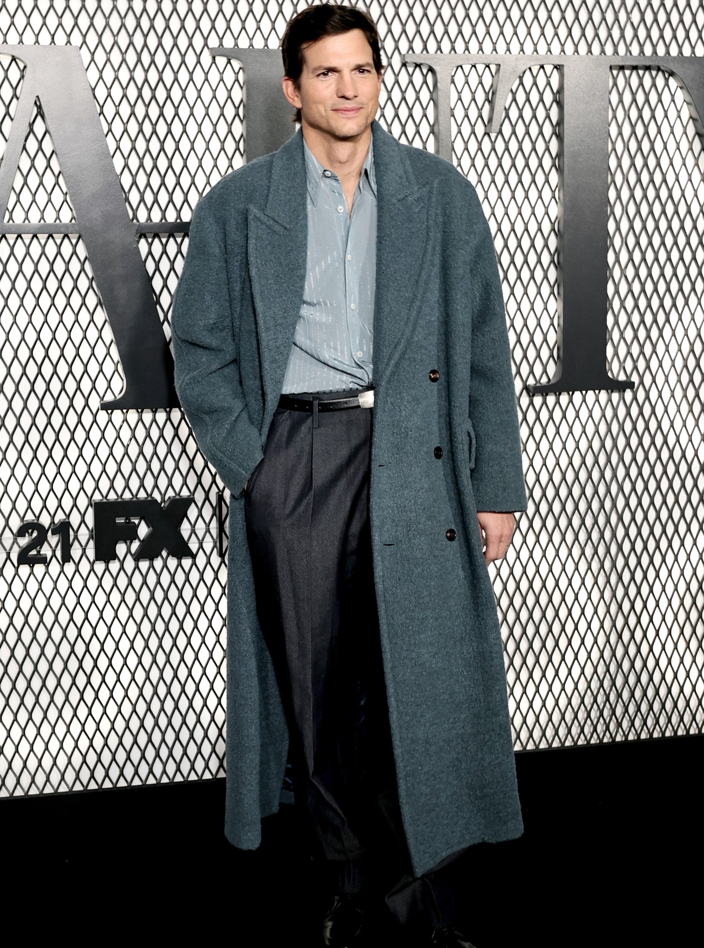 أشتون كوتشر بتصميم من تود سنايدر (إنستغرام)