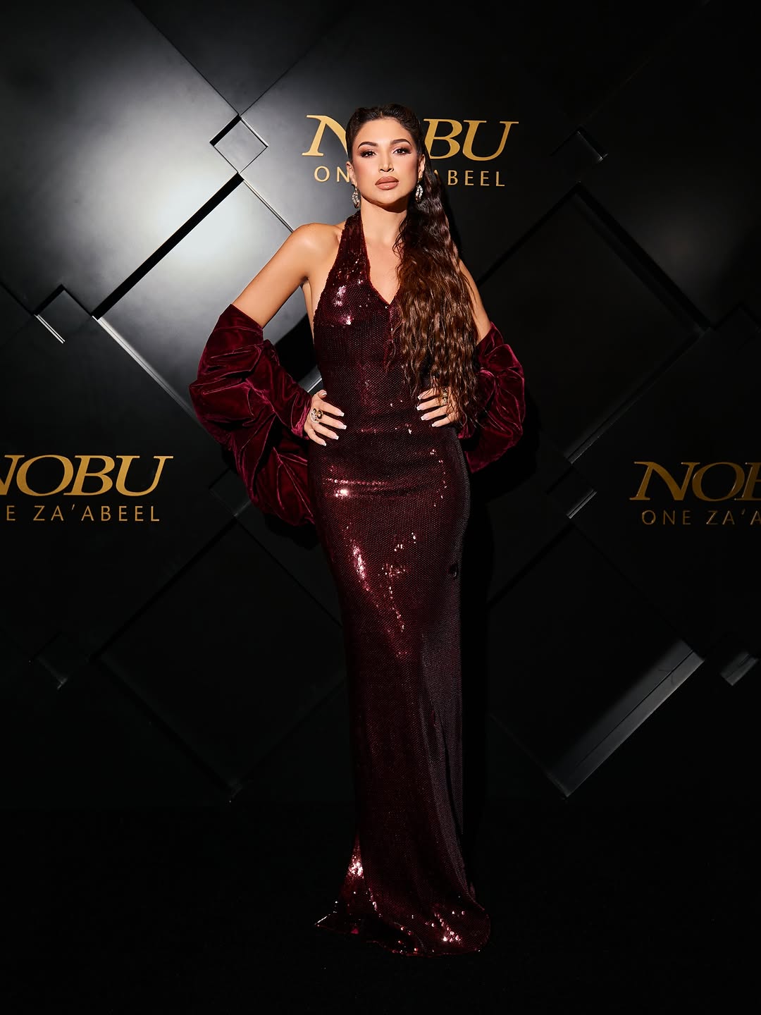 رنين مطر أنيقة بالبرغندي (إنستغرام)