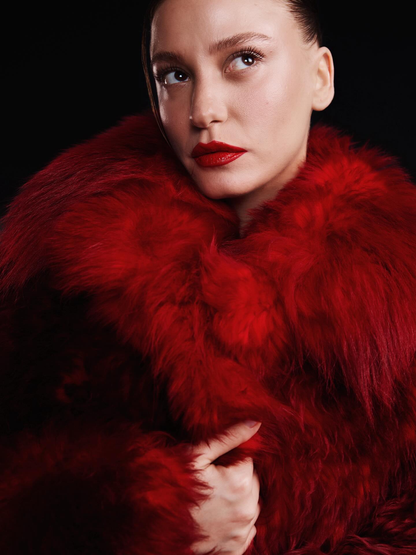 مكياج وتسريحة يحاكيان أناقة التصميم (إنستغرام)