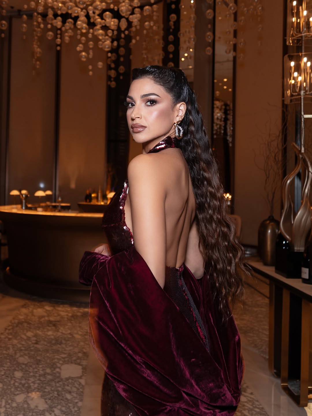 رنين مطر بشعر متموّج ومكياج دافىء (إنستغرام)