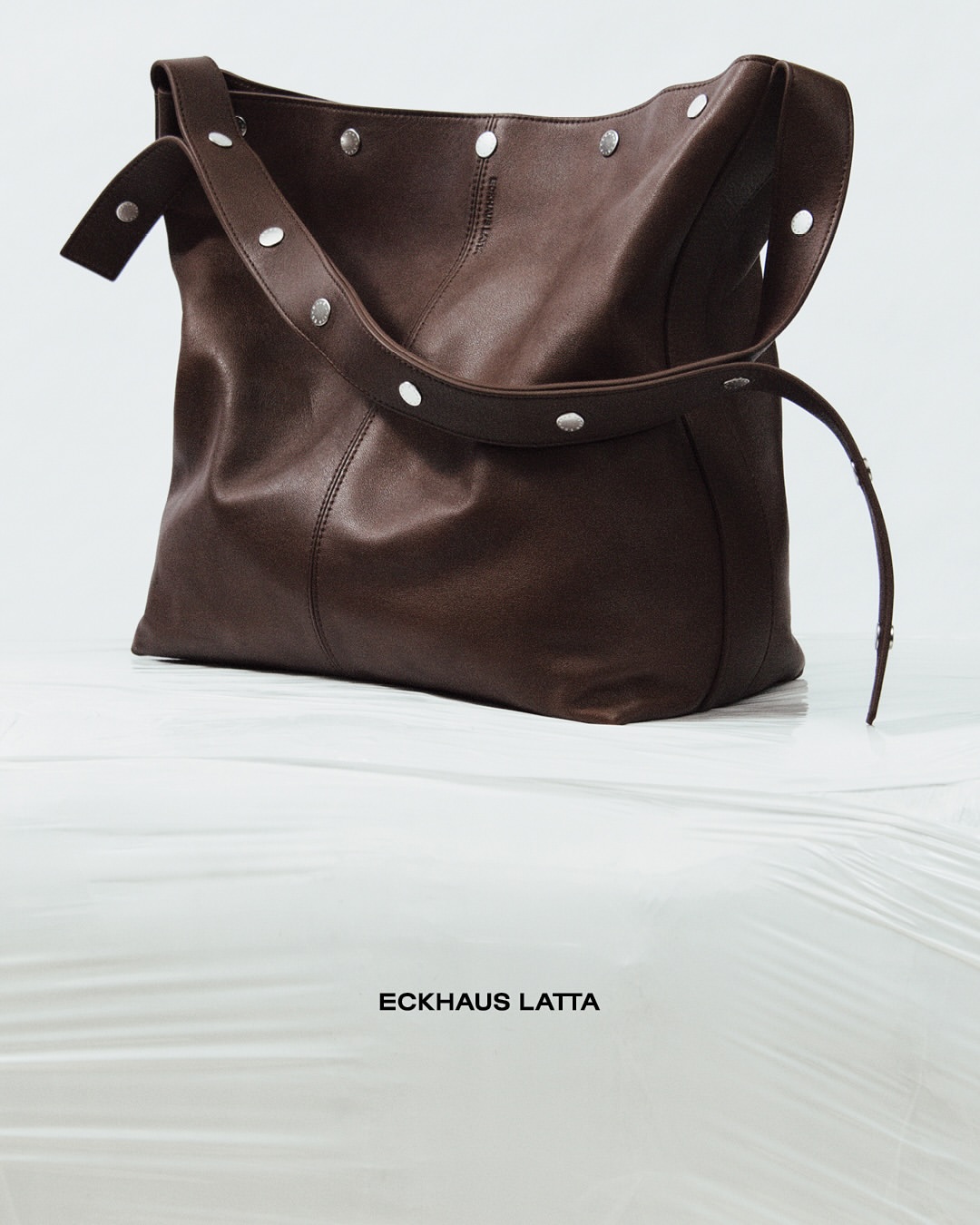 حقيبة Eckhaus Latta The Bucket العصرية (انستغرام)