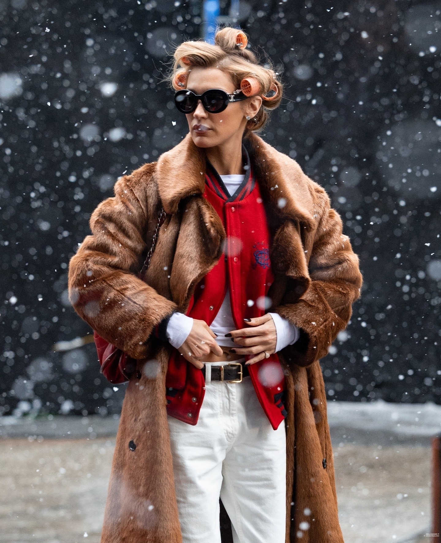 بيلا حديد بأناقة الفرو (إنستغرام)