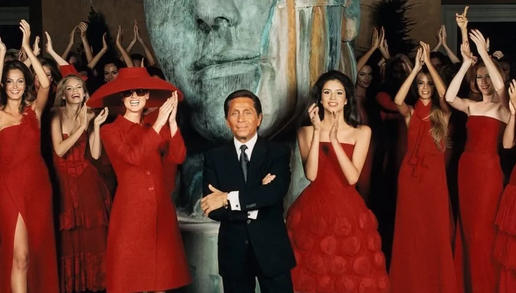 فالنتينو غارافاني... إرث الأناقة الإيطاليّة الذي بات مرجعاً في تاريخ الموضة العالمي (صور وفيديو)