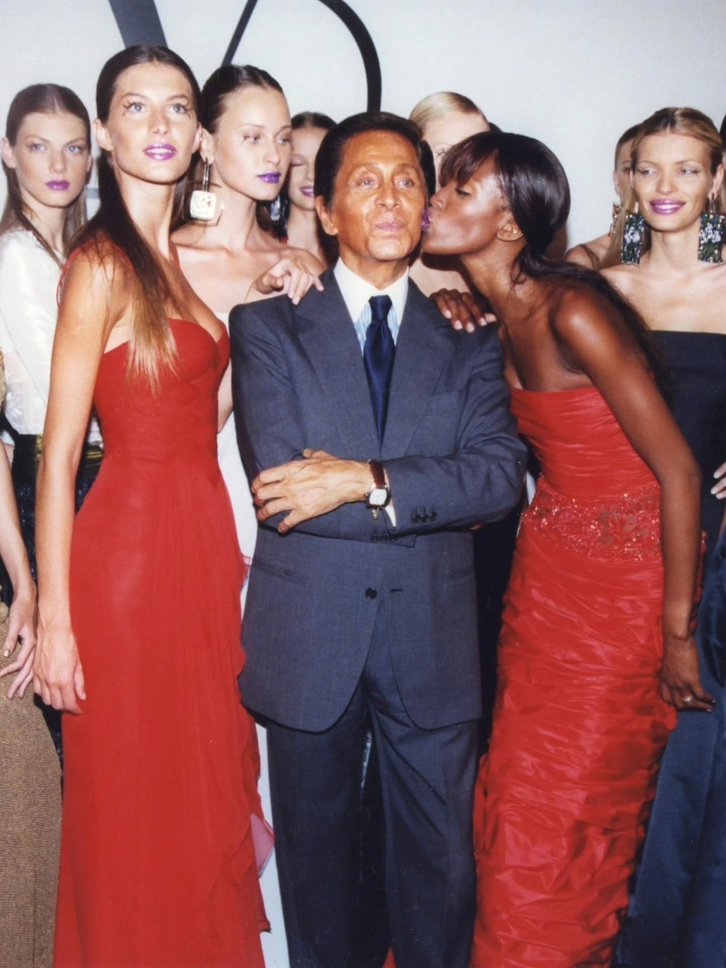 نعومي كامبل تقبّل فالنتينو (إنستغرام)