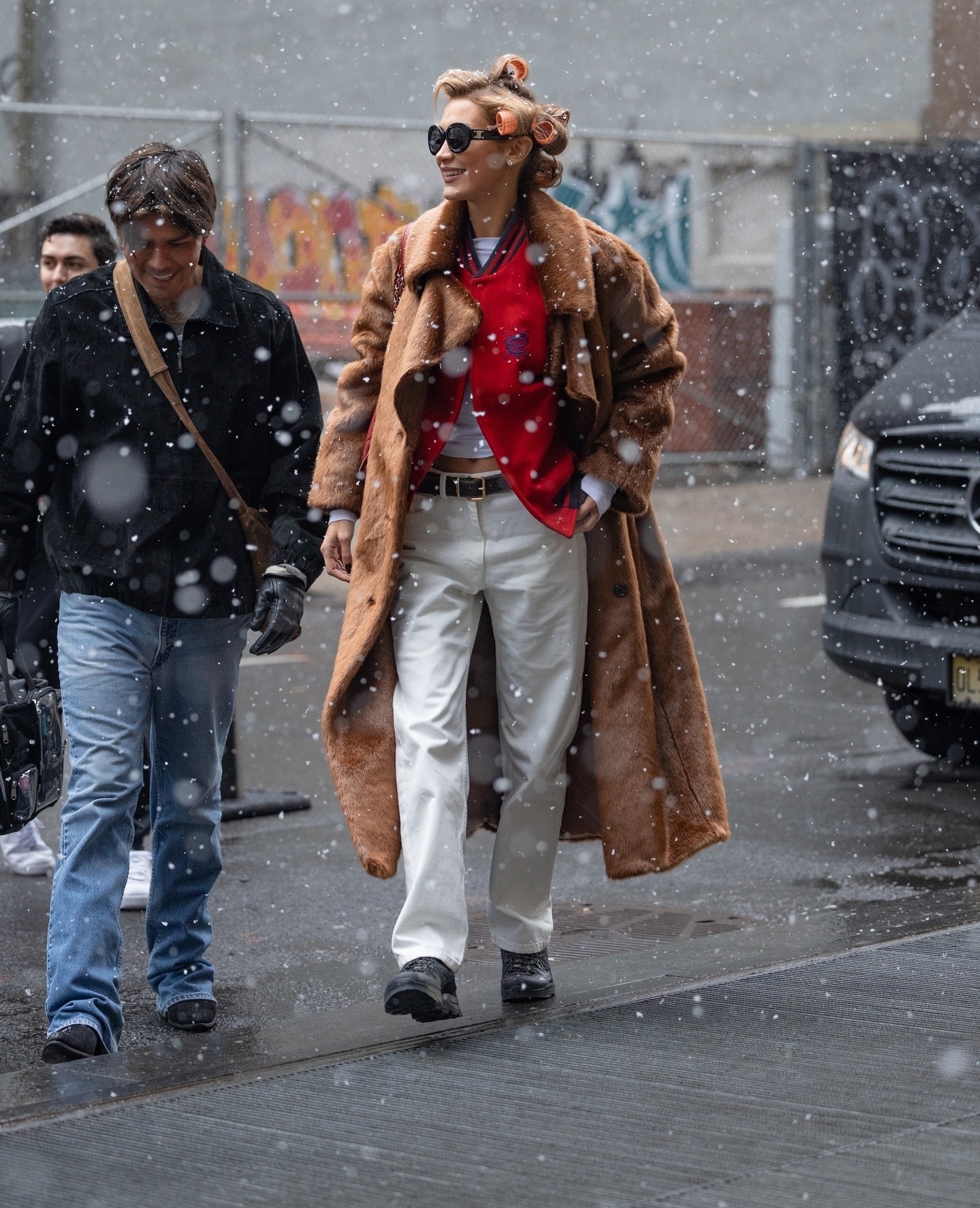 بيلا حديد بلفافات الشعر في موقع التصوير (إنستغرام)