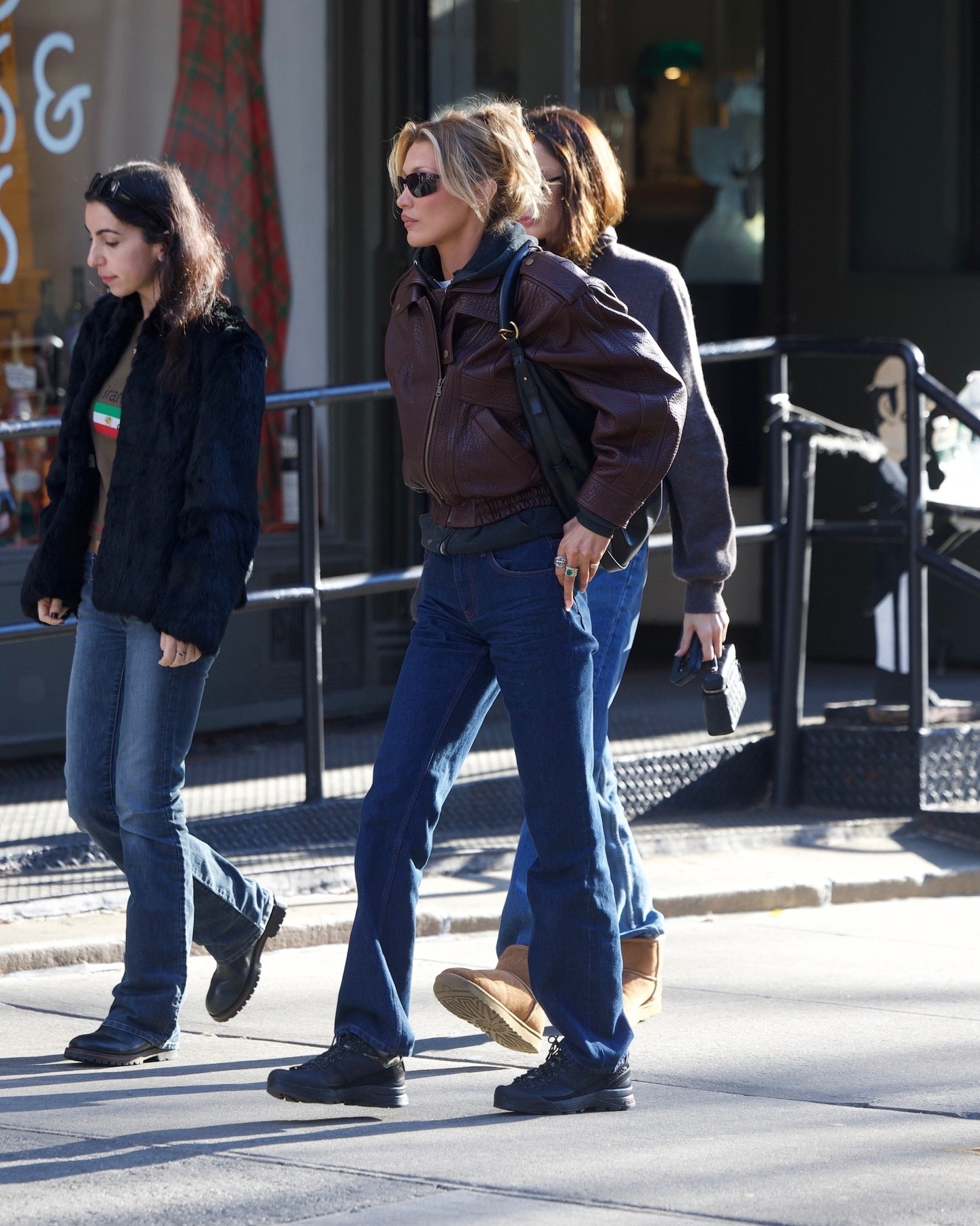 بيلا حديد في نيويورك بالأزياء العمليّة المريحة (إنستغرام)