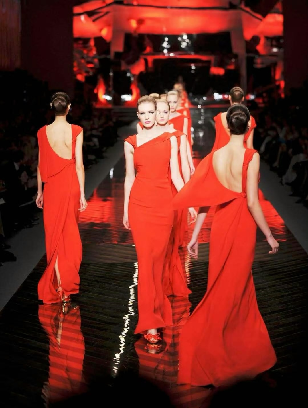 من عروض فالنتينو (إنستغرام)