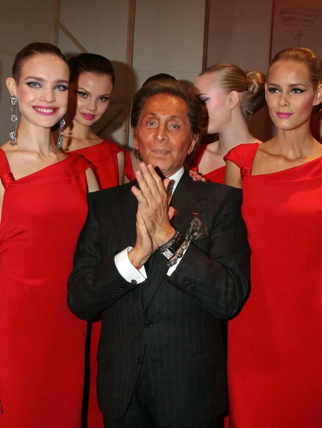 فالنتينو مع العارضات (إنستغرام)