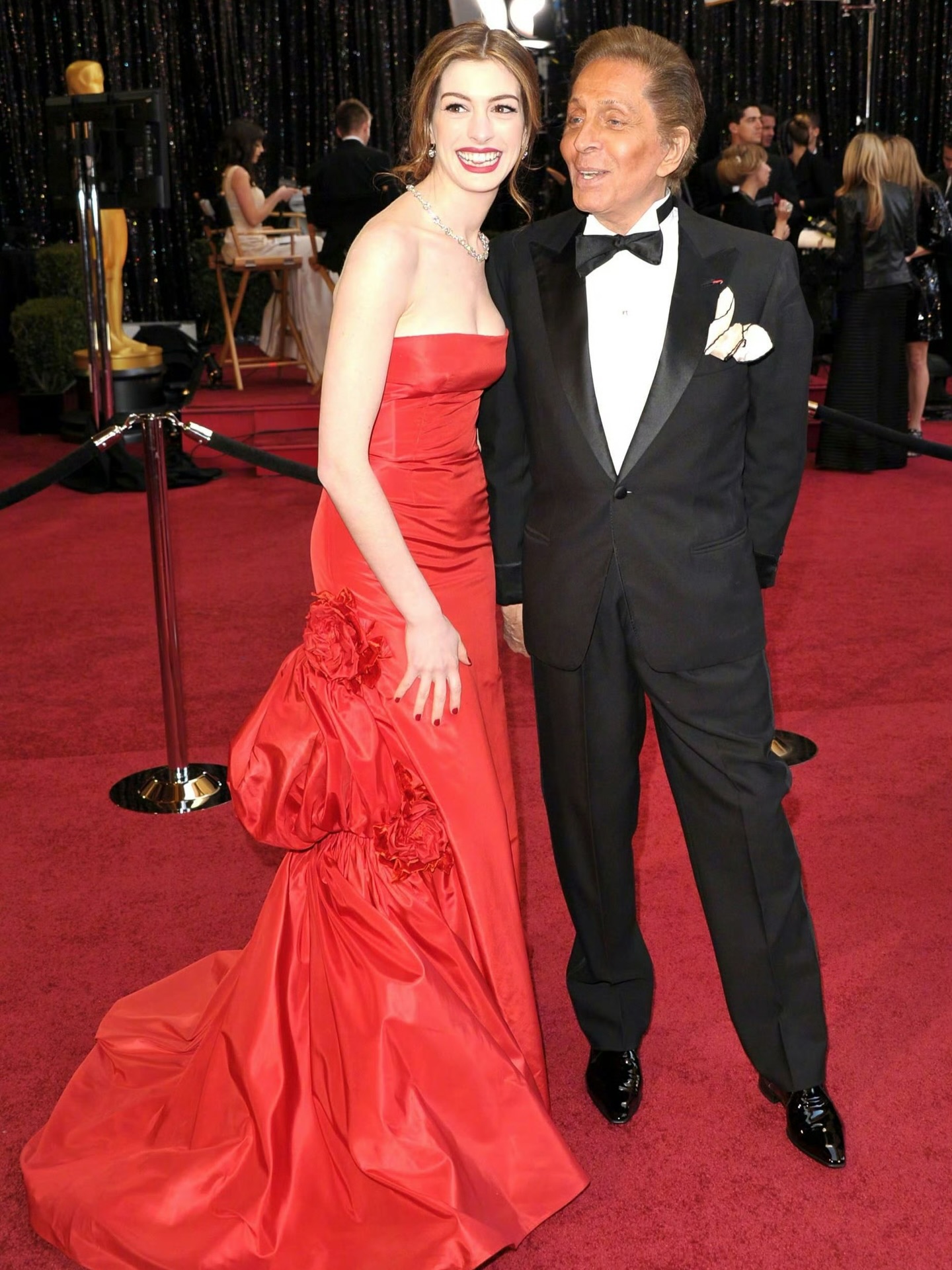 آن هاثاواي مع فالنتينو (إنستغرام)