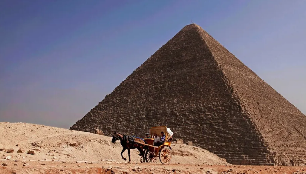 ضُبطوا عراة خلف أهرامات الجيزة… وحجتهم: "لم نكن نعرف القوانين"