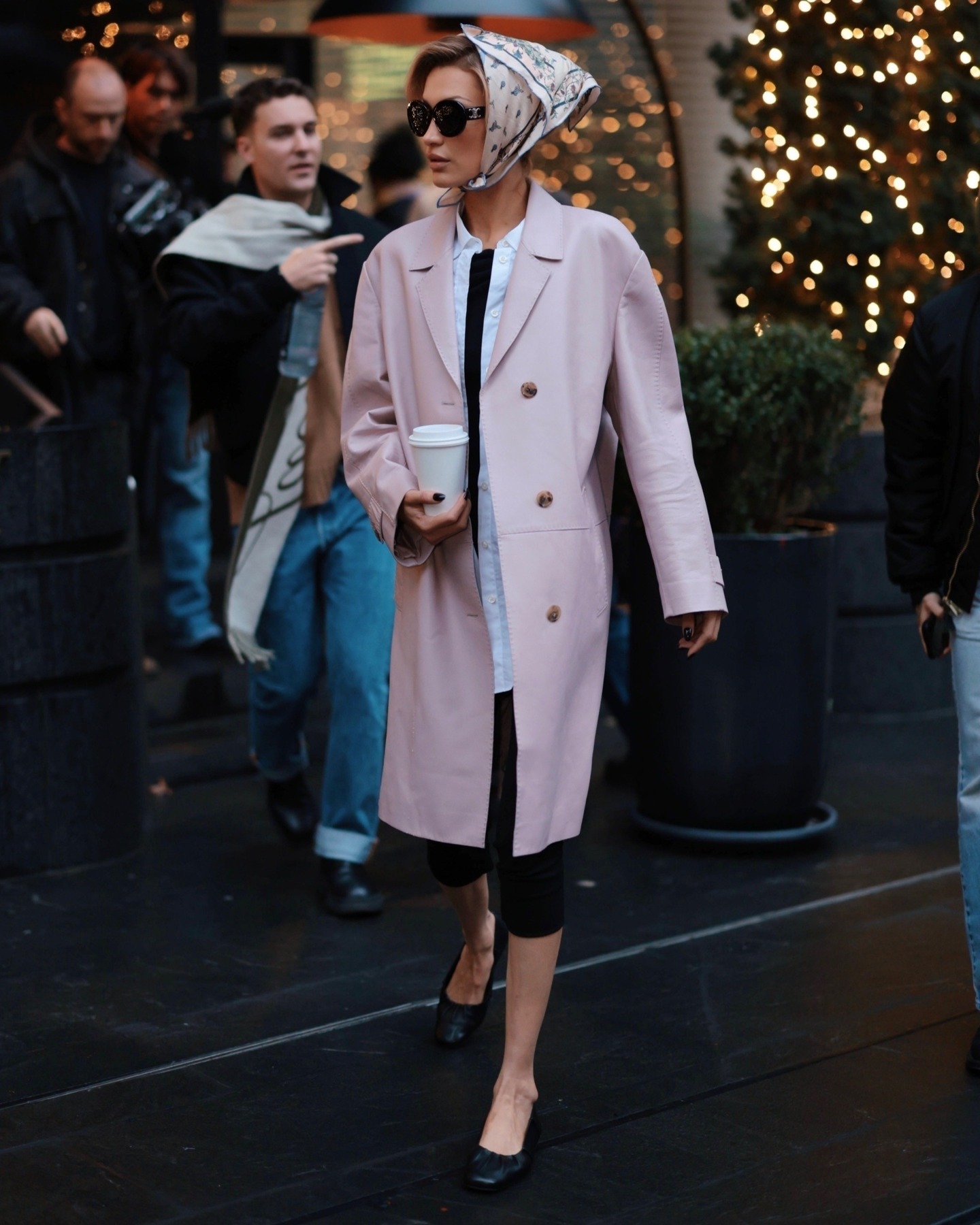 بيلا حديد بمنديل يغلّف شعرها بأسلوب فينتاج (إنستغرام)