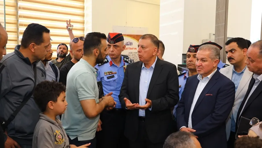 وزير الداخلية الأردني مازن الفراية يستمع لشكوى أحد المسافرين خلال زيارة ميدانية للجسر (أرشيفية)