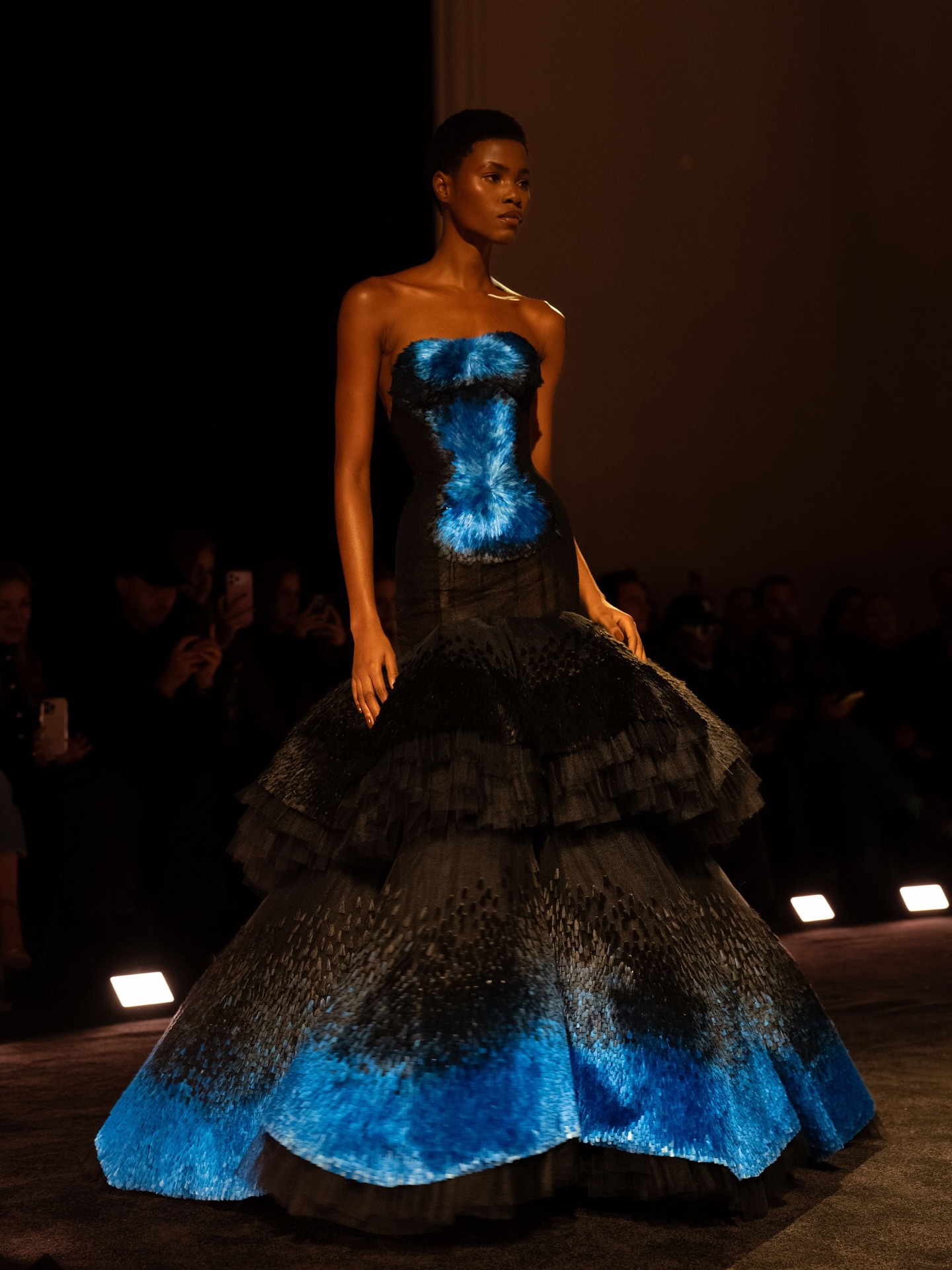 عرض سكياباريلي في أسبوع الموضة الباريسي للخياطة الراقية (إنستغرام)