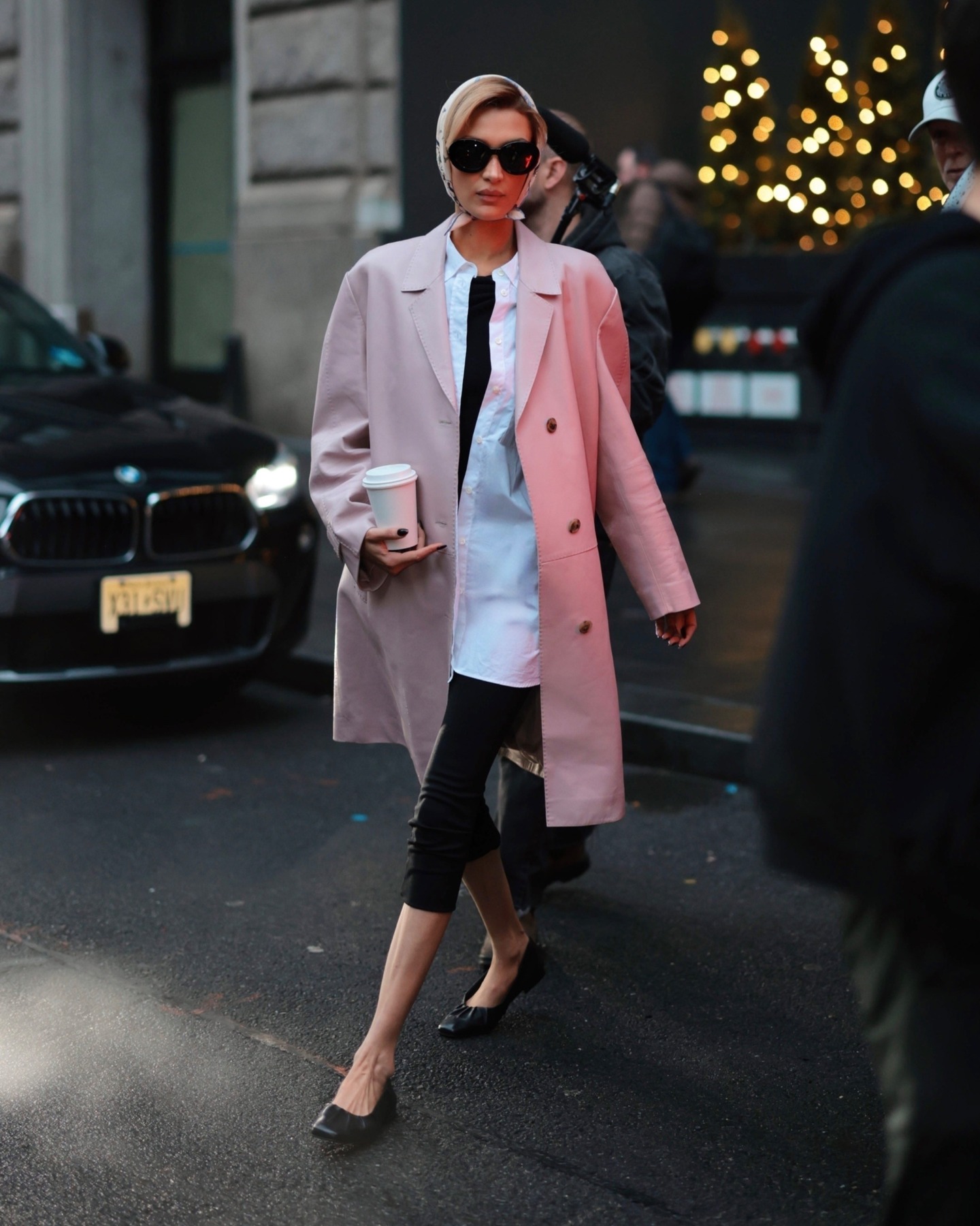 بيلا حديد ترتدي ترنش وردي من الجلد من علامة برادا (إنستغرام)