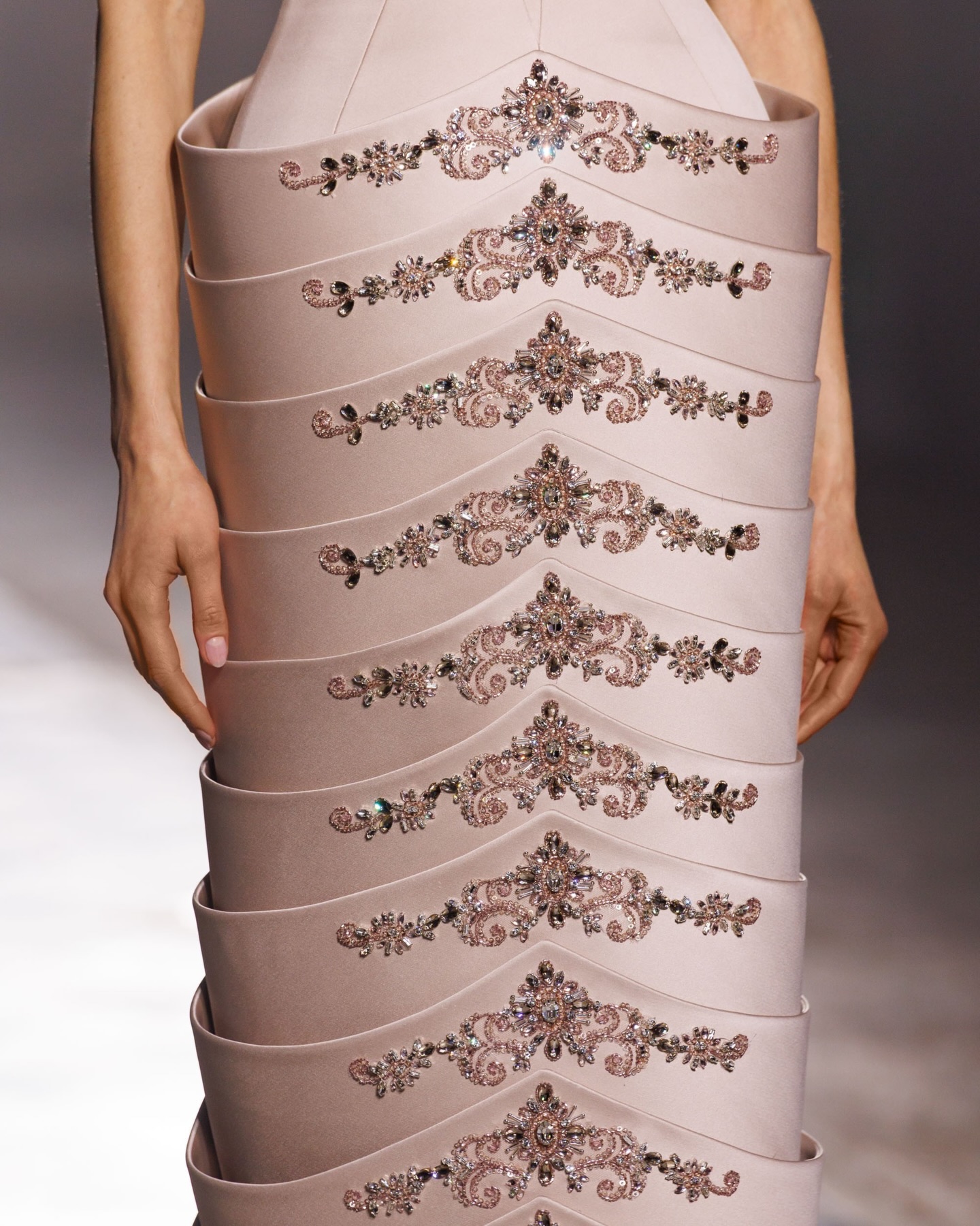 من مجموعة الحب لدار جورج حبيقة في أسبوع الخياطة الراقية في باريس (إنستغرام)