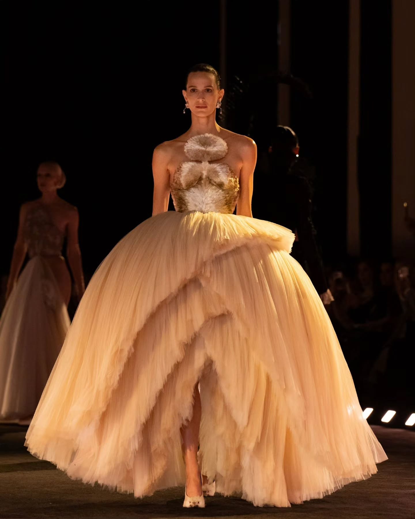 عرض سكياباريلي في أسبوع الموضة الباريسي للخياطة الراقية (إنستغرام)