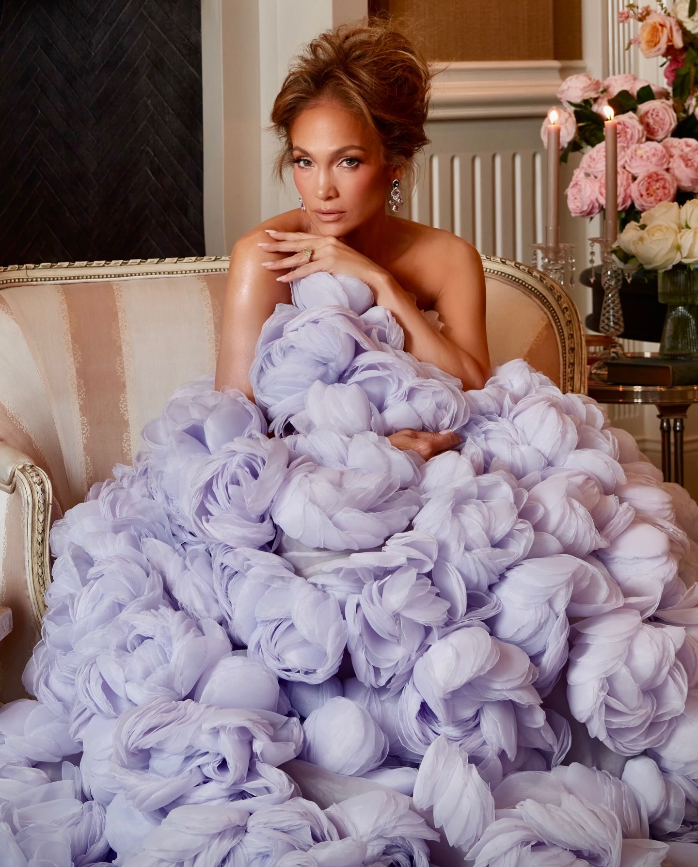 جينيفر لوبيز بتصميم مونيكا إيفينا (إنستغرام)