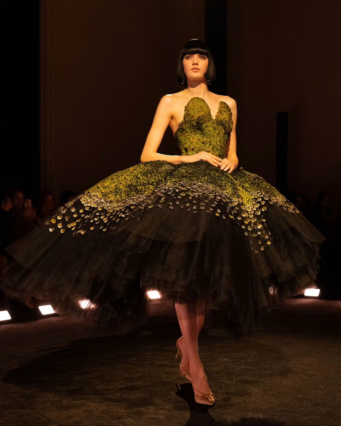 عرض سكياباريلي في أسبوع الموضة الباريسي للخياطة الراقية (إنستغرام)