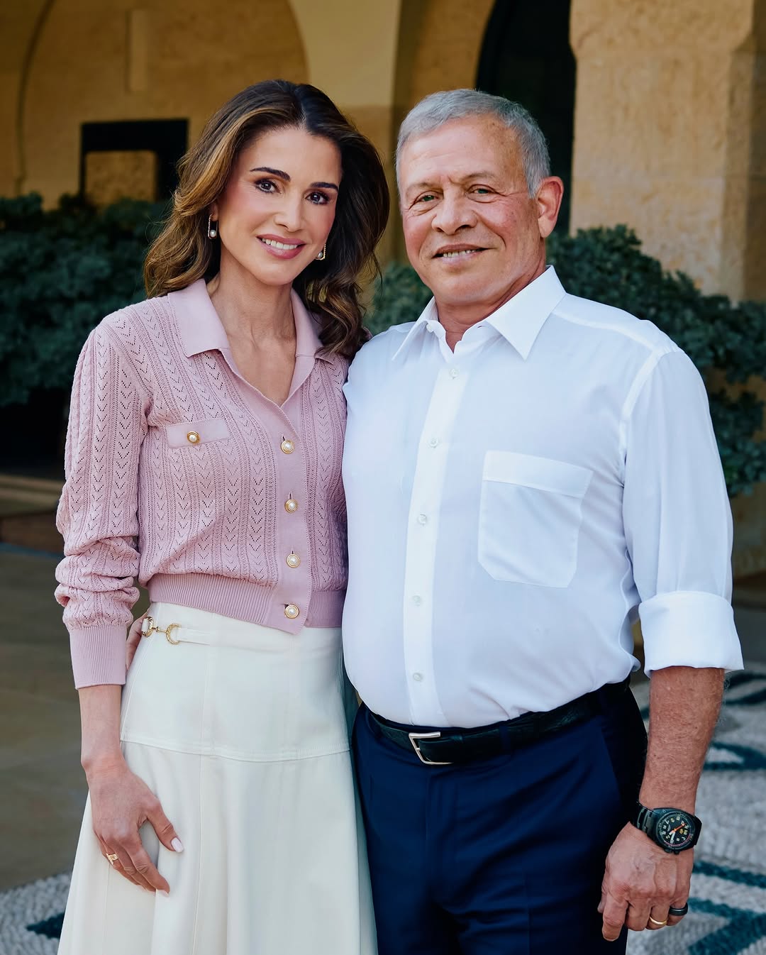 الملكة رانيا في عيد ميلاد الملك عبد الله الثاني بإطلالة وردية هادئة (انستغرام)