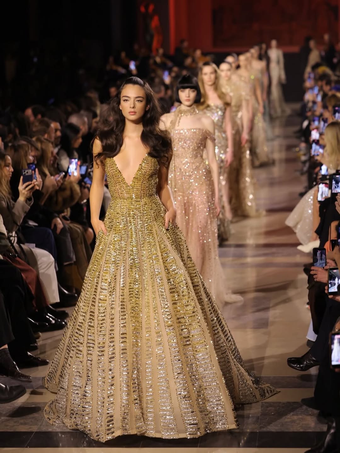 عارضة الأزياء ديفا كاسيل ابنة مونيكا بيلوتشي تقود الإطلالة الختامية لعرض ايلي صعب 2026 في باريس (انستغرام)