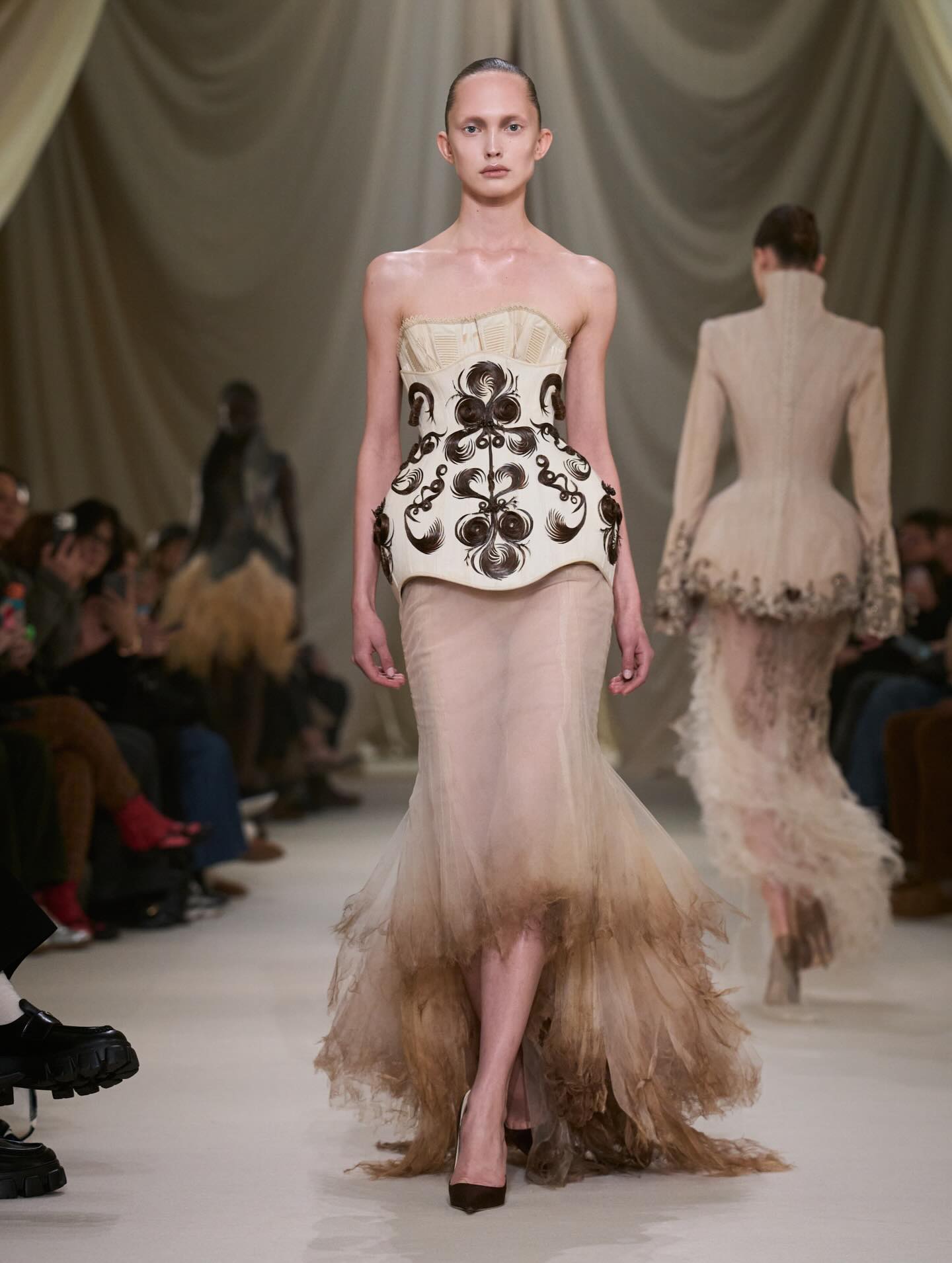 من عرض أزياء محمد آشي لربيع وصيف 2026 للخياطة الراقية (إنستغرام)