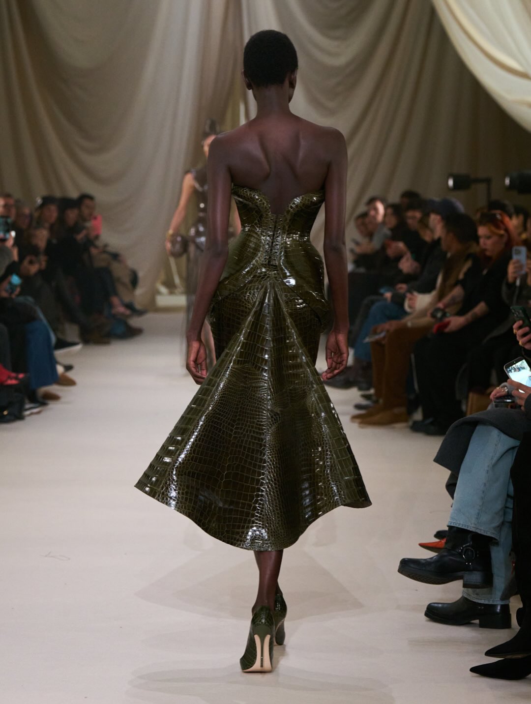 من عرض أزياء محمد آشي لربيع وصيف 2026 للخياطة الراقية (إنستغرام)