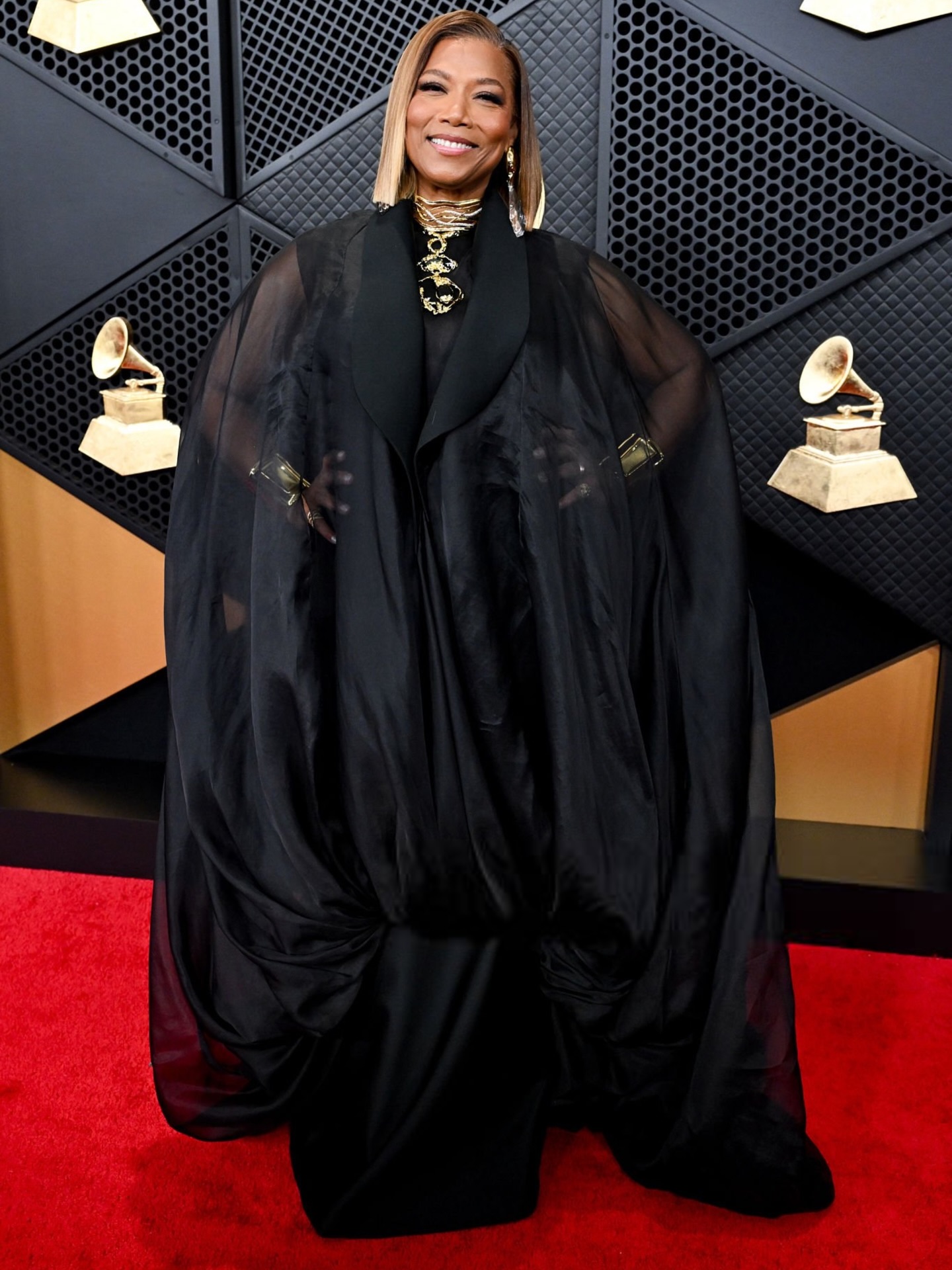 كوين لطيفة بتصميم ستيفان رولاند (إنستغرام)