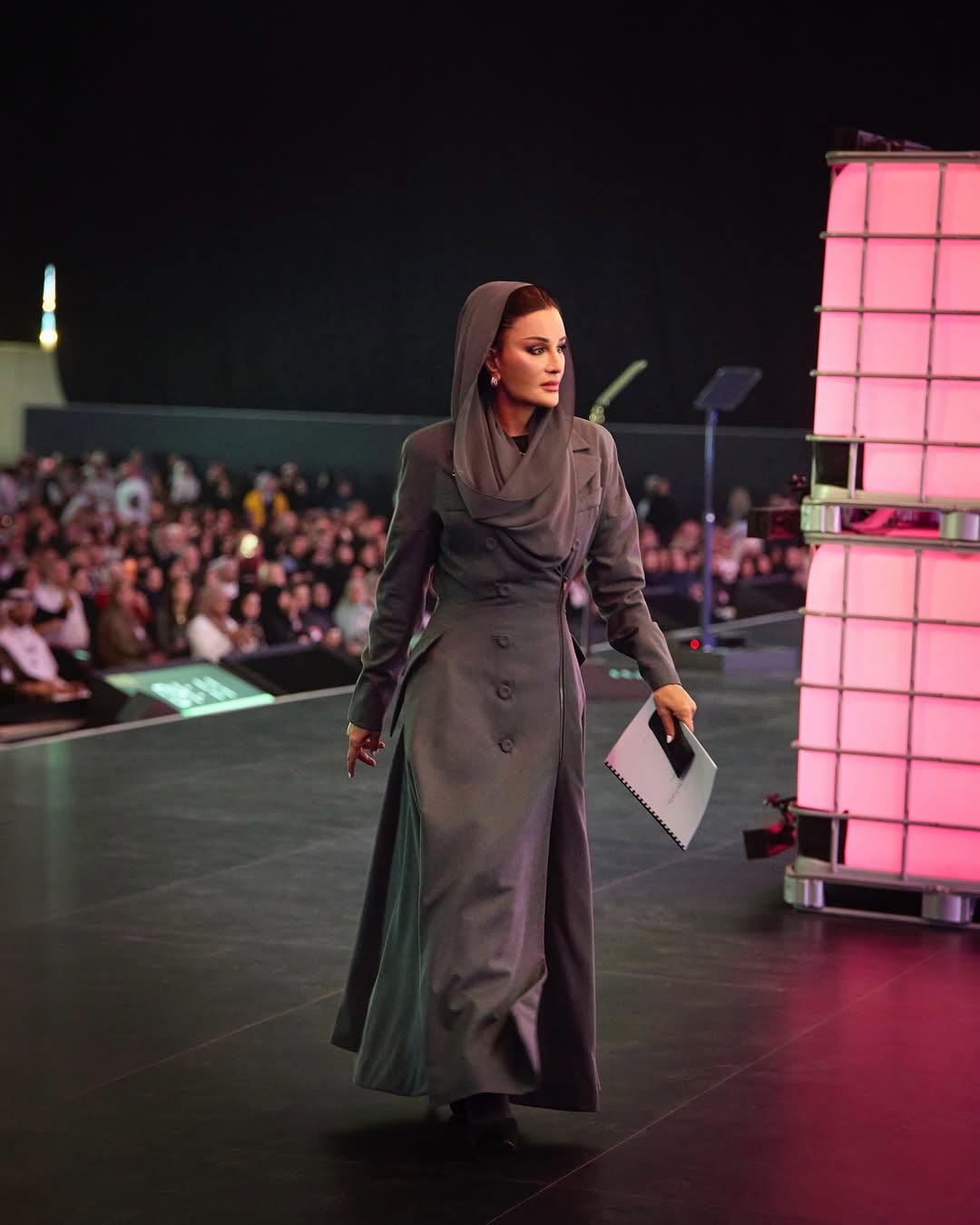 الشيخة موزة بإطلالة الهوت كوتور في قمة الويب قطر 2026 (انستغرام)