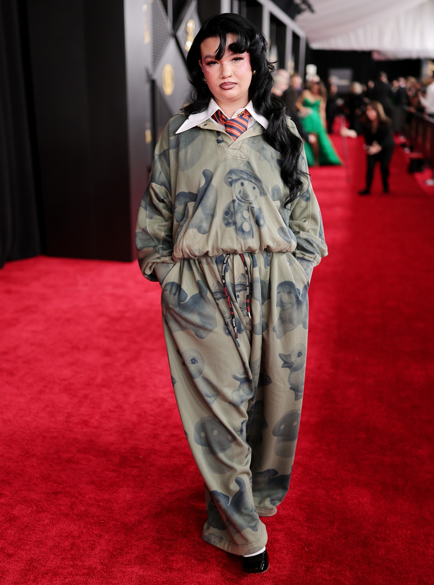 لولا يونغ بتصميم فيفيان ويستوود لربيع وصيف 2026 (إنستغرام)