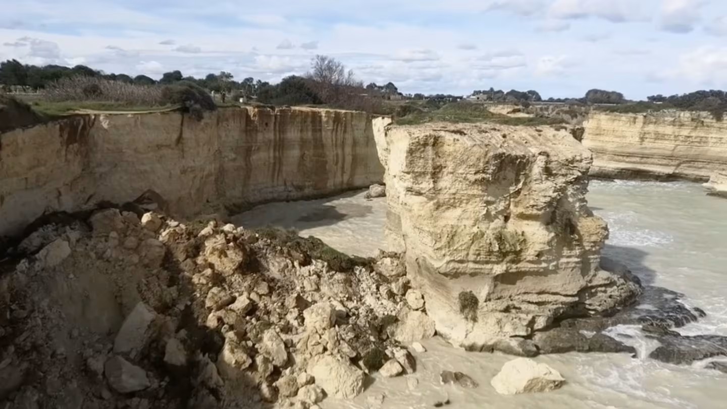 انهيار قوس العشاق الشهير في إيطاليا يوم عيد الحب (لقطة من فيديو/ليتشي بريما).