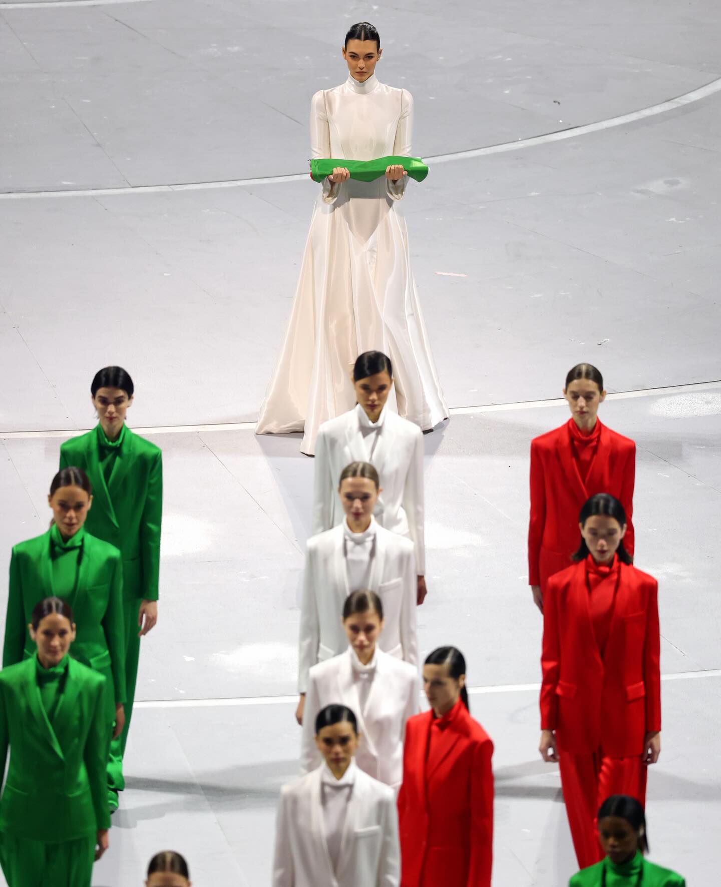 فيتوريا تشيريتي تحمل علم إيطاليا متألّقة بتصميم أرماني (إنستغرام) 