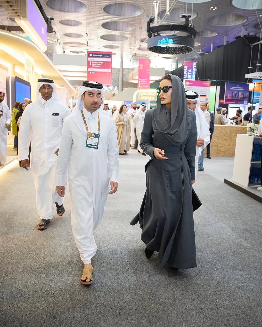 الشيخة موزة بإطلالة الهوت كوتور في قمة الويب قطر 2026 (انستغرام)