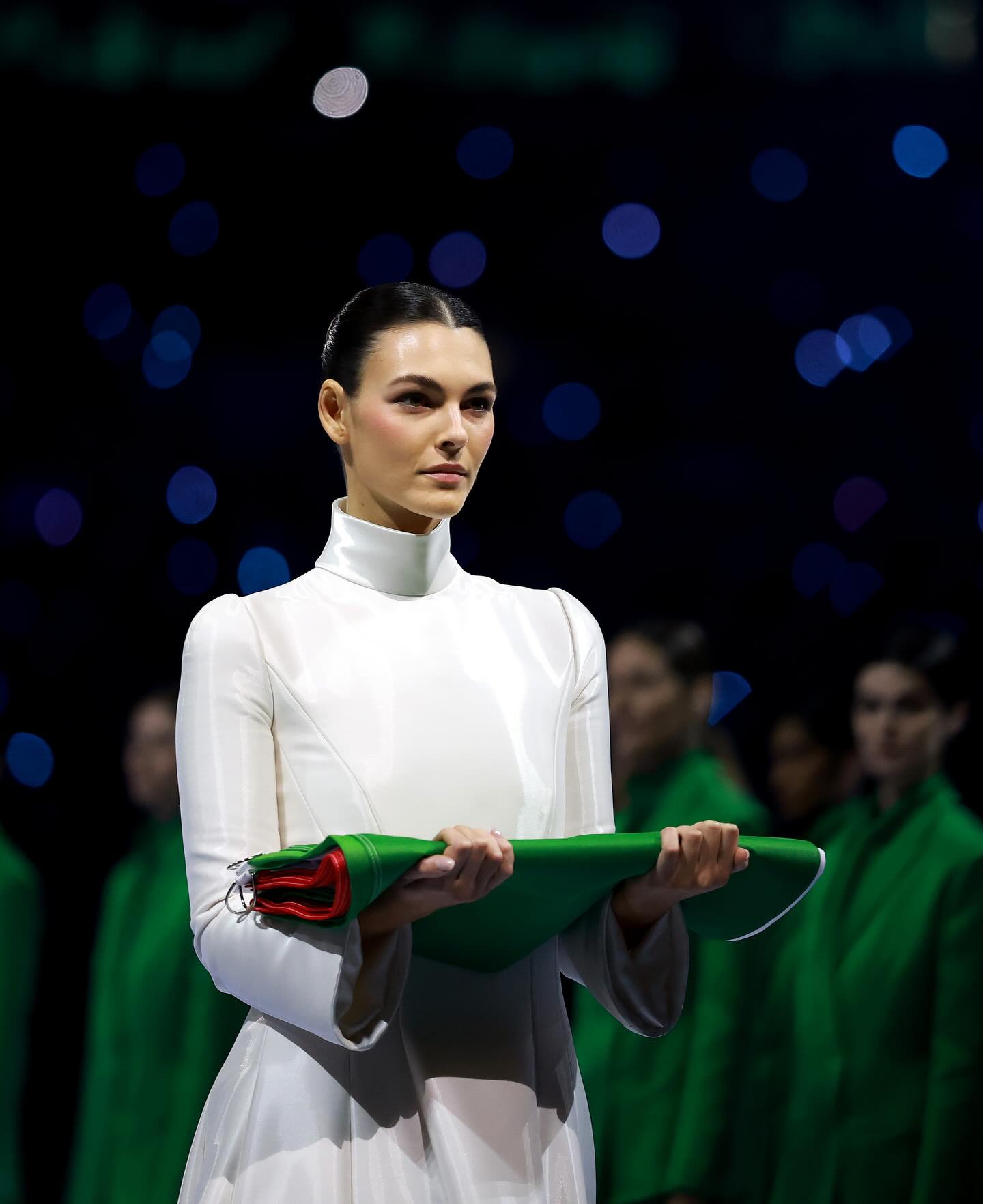 فيتوريا تشيريتي تحمل علم إيطاليا متألّقة بتصميم أرماني (إنستغرام) 