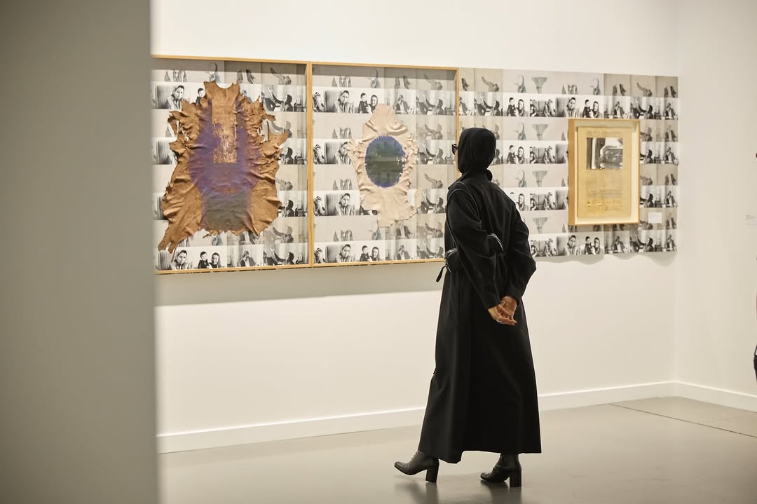 الشيخة موزة بإطلالة أنيقة في آرت بازل قطر (انستغرام)