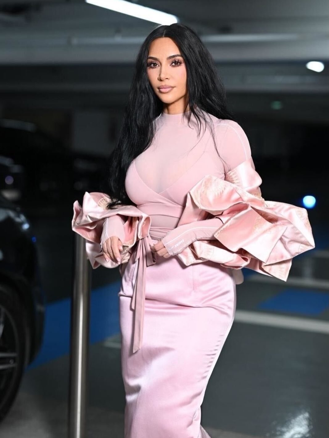 كيم كارداشيان بأناقة الوردي (إنستغرام)